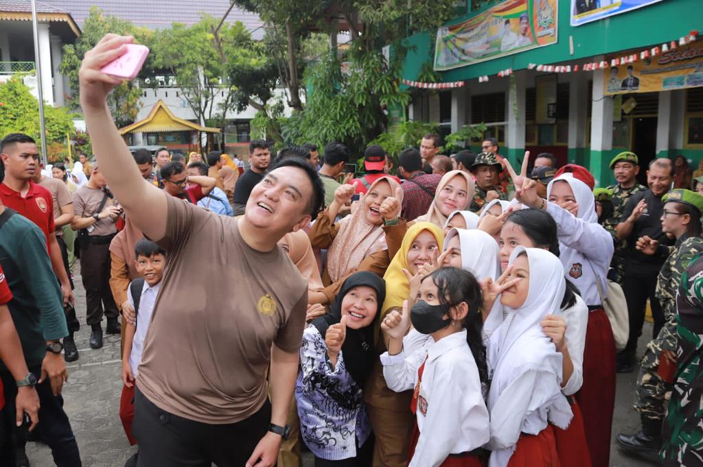 Dalam Rangka Hardiknas, Sukacita Murid SD 143 dan SD 77 Dikunjungi Kapolda dan Danrem